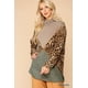 thumbnail image 3 of Top de Cuello Alto de Punto Mixto con Estampado Animal y Liso con Mangas Largas, 3 of 5