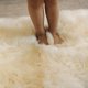 thumbnail image 3 of Alfombra Kopar Redonda de Piel de Cordero 122 cm Color Blanco Natural, 3 of 7