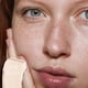 thumbnail image 4 of Crema hidratante con color Saie Slip Tint SPF 35, cobertura ligera, 40 ml, 4 of 9