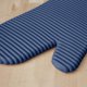 thumbnail image 4 of Juego de guantes de cocina KitchenAid de silicona suave acanalada, color sauce azul, 4 of 6