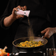 thumbnail image 4 of Salero y pimentero elegantes con fondo de vidrio transparente | Uso compacto en cocinas, comedores y más., 4 of 5