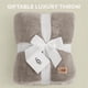 thumbnail image 3 of Manta UGG Whitecap de felpa suave, 127 x 177 cm, color gris claro, 3 of 8
