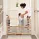 thumbnail image 2 of Portón de seguridad de madera para bebé Toddleroo, ajustable de 67 a 107 cm de ancho, 2 of 5