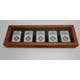 thumbnail image 1 of Caja expositora para monedas Guardhouse con tapa de vidrio y madera, 5 cápsulas, 1 of 4