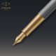 thumbnail image 4 of Pluma Estilográfica Parker Sonnet Plata Cincelada con Detalles en Oro 18k, 4 of 9