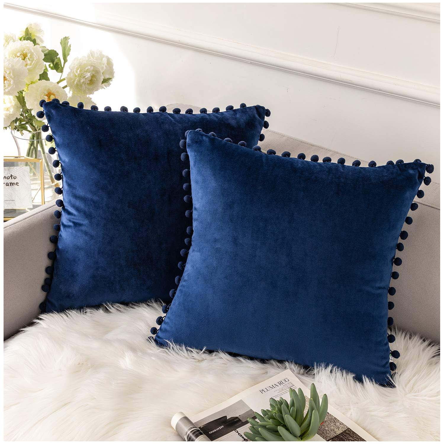 Wyj Hogar - Pack De 02 Fundas De Cojín De Terciopelo Con Pompon 45x45 Amarino