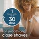 thumbnail image 2 of Maquinilla de Afeitar Gillette Venus Deluxe Smooth Platinum con 1 Hoja de Repuesto, 2 of 3