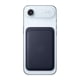 thumbnail image 4 of Billetera FineWoven con MagSafe de Apple en Verde Musgo, 4 of 5