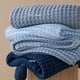 thumbnail image 3 of Manta de cama refrescante de algodón con tejido de gofres, color azul cielo, 130 x 180 cm, 3 of 7