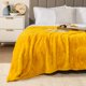 thumbnail image 5 of Manta de forro polar PAVILIA Sherpa, color amarillo mostaza, 150 x 200 cm, 5 of 9