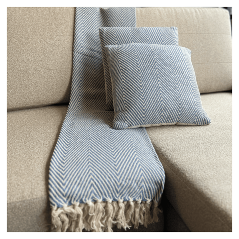 Decoghar - Combo Deco 2 Cojines Y 1 Manta Chevron Azul / Natural Diseño Moderno Lavable X Mts