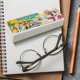 thumbnail image 4 of Estuche para Gafas Chuck E. Cheese Cuero PU, 4 of 6