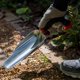 thumbnail image 3 of Recogedor manual Radius Garden 10611 ergonómico de aluminio rojo, 3 of 5