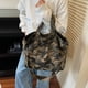 thumbnail image 4 of Bolso Tote de Lona Camuflada para Mujer, Bolso Cruzado Casual de Gran Capacidad, Bolso Hobo con Correa Fija y Cierre de Zíper, Bolso Ligero de Lona para Uso Diario, Viaje y Trabajo, 4 of 8