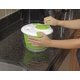thumbnail image 4 of Centrifugadora de ensaladas de cocina de gran capacidad de 5 l - Centrifugadora manual de lechuga con cierre de seguridad y asa giratoria - Fácil de usar con recipiente, colador y sistema de drenaje, 4 of 5