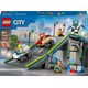 thumbnail image 5 of Set LEGO City Carrera de Coches con Salto 60460 para niños y niñas de 6 años en adelante, 5 of 6