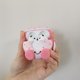 thumbnail image 2 of Funda de silicona para AirPods 4 con diseño de dona y limpiador, 2 of 7