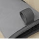 thumbnail image 4 of Juego de guantes de cocina KitchenAid Beacon, bicolor, antideslizantes, 2 piezas, 4 of 7