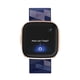 thumbnail image 2 of Reloj inteligente Fitbit Versa 2 Special Edition Health azul marino/rosa, 2 of 7