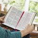 thumbnail image 3 of Biblia Thomas Nelson con Letra Roja y Cubierta de Cuero Suave Marrón, 3 of 9