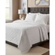 thumbnail image 1 of Quilt Premium Blanco Boho-Chic con Pompones 2 Plazas, 1 of 4
