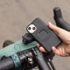 thumbnail image 3 of Funda de teléfono Quad Lock MAG para Google Pixel 8a negra, 3 of 7