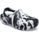 thumbnail image 5 of Zuecos Crocs Clásicos Marmoleados Tie-Dye Negro Blanco Talla 11, 5 of 7