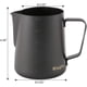 thumbnail image 4 of Jarra para espumar leche espresso de 20 oz con bolígrafo para latte art, jarras humeantes, taza medidora de líquidos de 20 oz (600 ml), accesorios para cafetera, acabado negro, 4 of 7