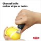 thumbnail image 4 of Rallador de cítricos con cuchillo acanalado OXO Good Grips, color negro, 4 of 7