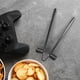 thumbnail image 2 of Accesorios para juegos: palillos para los dedos, para mantener el mando alejado de los restos de comida, regalos creativos, pinzas para patatas fritas, para el mando de Xbox, PS4 y PS5 (paquete de 2), 2 of 7