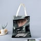 thumbnail image 2 of Brad Pitt's F1 Bolso de tela con estampado de lienzo para mujer, bolsa de compras reutilizable y estética, con cremallera interior, regalo para mujer, 35 × 40 cm., 2 of 6