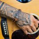 thumbnail image 4 of Pulsera unisex de cuero e hilo con dije de guitarra ajustable, 4 of 6