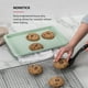 thumbnail image 2 of Bandeja para hornear KitchenAid, antiadherente, color pistacho, 23 x 33 cm, aluminizada, 2 of 3
