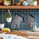 thumbnail image 2 of Juego de 2 guantes de cocina KitchenAid Gingham Onyx, algodón negro, 2 of 3