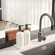 thumbnail image 2 of Set Dispensador De Jabón Kitchen Blanco Con Bandeja De Cristal, 2 of 7