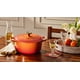 thumbnail image 4 of Horno holandés Le Creuset de hierro fundido esmaltado, 4,5 L, Flamme Doree, 4 of 6