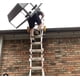 thumbnail image 2 of Estabilizador de escalera Ladder Grip Lock Jaw (par) con clip para canalones, 2 of 6