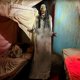 thumbnail image 2 of Decoración Animatrónica de Halloween Mujer Tambaleante Haunted Hill Farm, 2 of 10