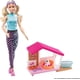 thumbnail image 2 of Miniset de juego Barbie con 2 cachorros de mascota, caseta de perro y accesorios, 2 of 6