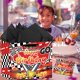thumbnail image 5 of Bolsa de regalo LOYUJI de coche de carreras grande con tarjeta y papel de seda, 5 of 7