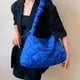 thumbnail image 4 of Bolso de mano acolchado para mujer, ligero y acolchado, tipo hobo, 2023, con pliegues en forma de nube., 4 of 6