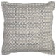 thumbnail image 1 of Almohada decorativa Rizzy Home T12239 con relleno de plumón de 55 x 55 cm, color azul y marfil, 1 of 2