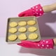 thumbnail image 3 of Juego de guantes de cocina Paris Hilton, resistentes al calor, para ollas, rosas, 3 of 3