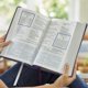 thumbnail image 2 of Biblia de estudio Enduring Word Thomas Nelson NKJV de cuero negro, 2 of 9