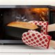 thumbnail image 4 of REGALWOVEN Guantes de Horno de Algodón Suave, Guantes de Cocina Resistentes al Calor, Agarre Flexible para Hornear, Juego de Guantes de Cocina Lunares Rojos 7.1x5.5 pulgadas, 4 of 6