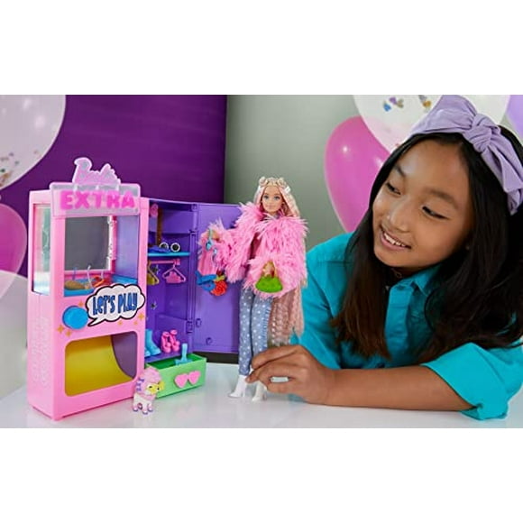 Barbie Extra Surprise Fashion Playset with 20 Pieces Including Pet Poodle, Closet and Push-Button Feature That Dispenses Fashion Accessories, Gift for 3 Year Olds & Up Barbie -