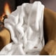 thumbnail image 5 of Manta UGG Euphoria de piel sintética de felpa reversible 127 x 177 cm, color blanco, 5 of 8
