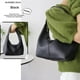 thumbnail image 4 of Cartera De Cuero Negra, 4 of 6