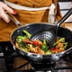 thumbnail image 2 of Wok HexClad Hybrid de 25 cm antiadherente con tapa de acero inoxidable apto para horno, 2 of 7
