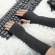 thumbnail image 5 of GUANTES SIN DEDOS PARA MUJER INSPIRE CHIC, CALENTADORES DE BRAZO TEJIDOS CON ESTAMPADO, LARGO HASTA EL CODO, GRIS OSCURO, 5 of 6